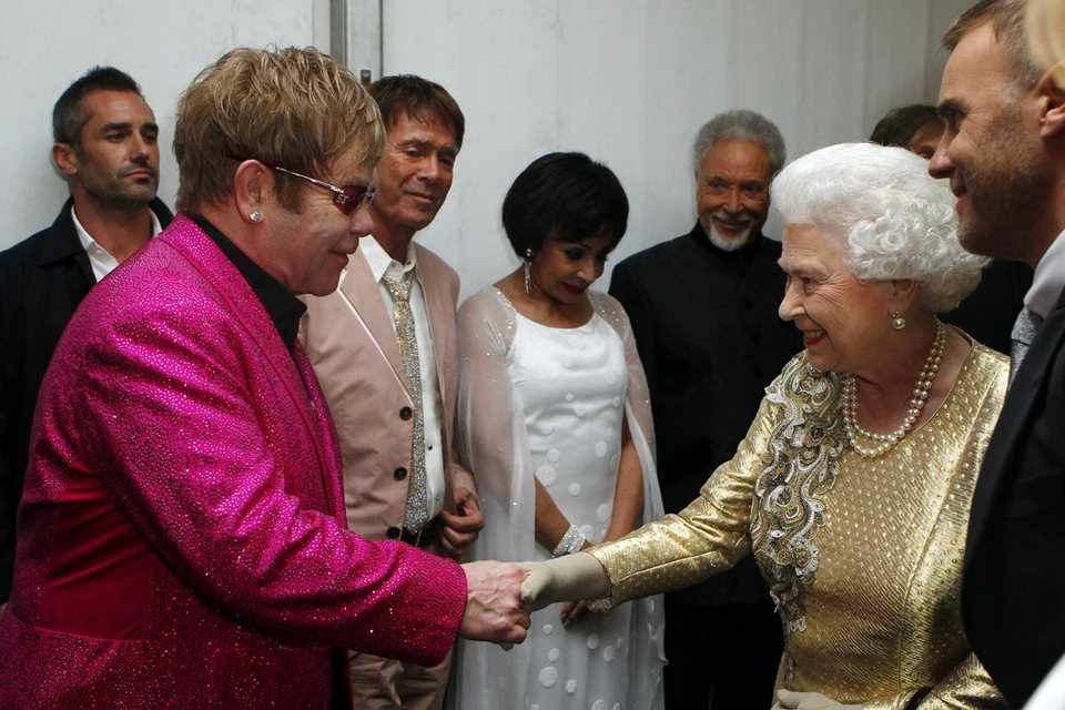 Элтон Джон на приеме у Елизаветы II в 2012 году