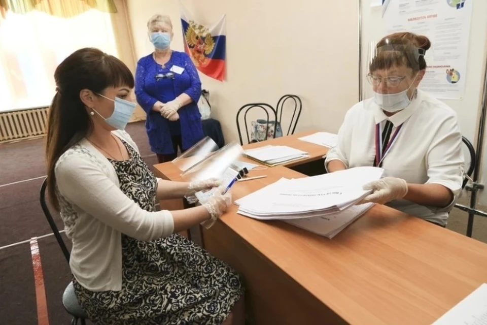 Пустые урны, чтобы они не мешали проходу людей.