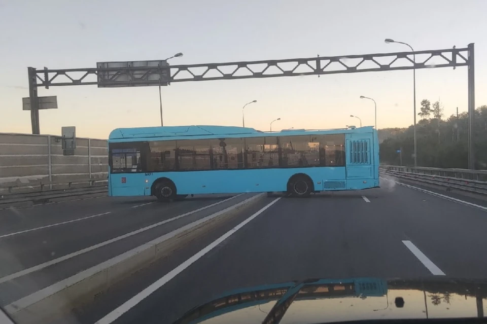 Автобус повис на разделительной полосе на Ропшинском шоссе в Петербурге ...