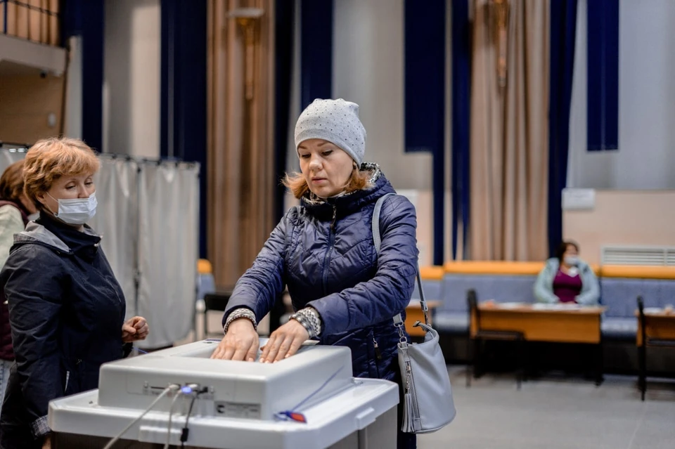 Явка в первый день голосования. Губернатор Новосибирска. Выборы 2022 картинки. Завершение голосования 2022. Фото с избирательных участков 2022.