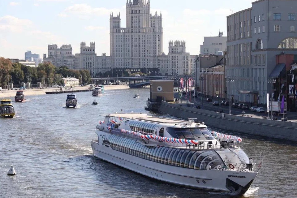 В параде судов в Москве приняли участие более 2 тыс. пассажиров