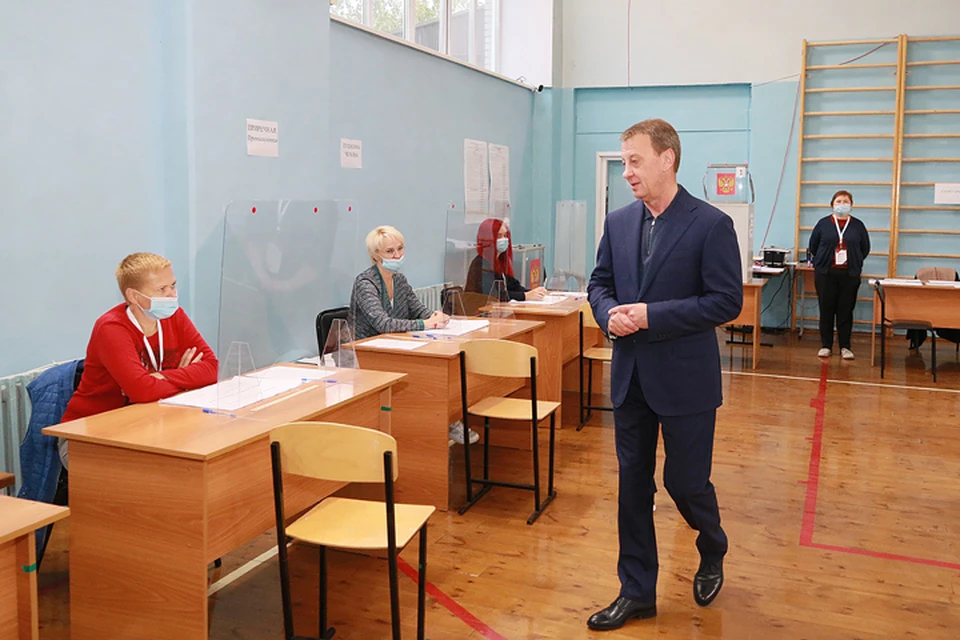 Вячеслав Франк на избирательном участке