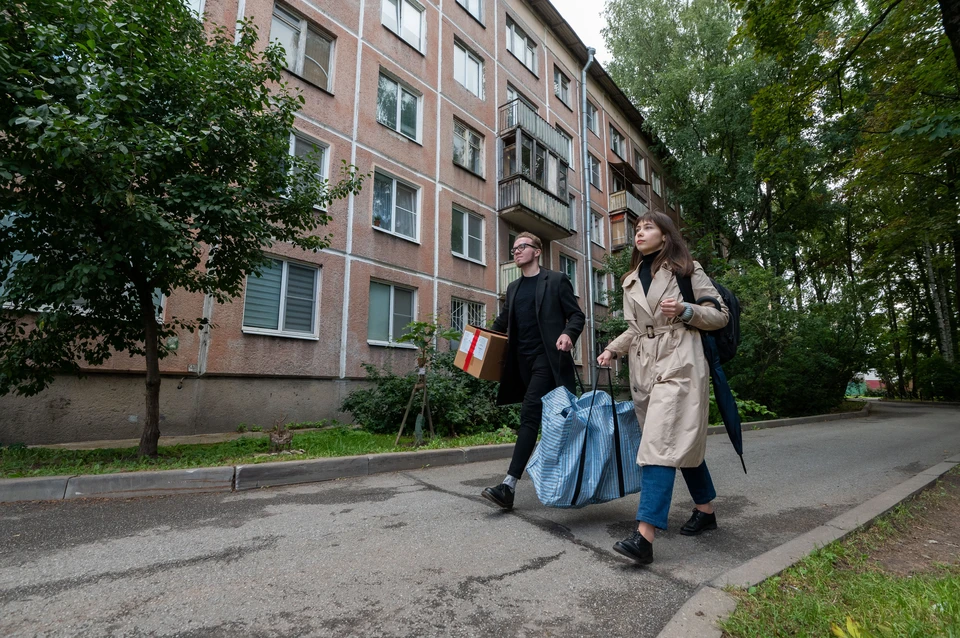 «Комсомолка» выяснила, сколько многоэтажек может попасть в программу реновации в Петербурге.
