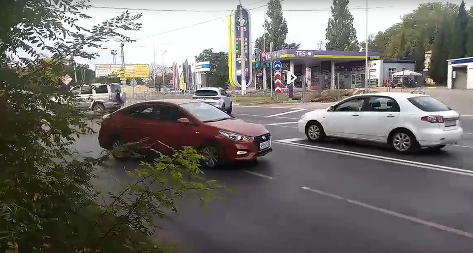 Здесь постоянно проскакивают машины. Фото: группа «Автопартнер. Крым. Севастополь. ДТП» («ВКонтакте»)