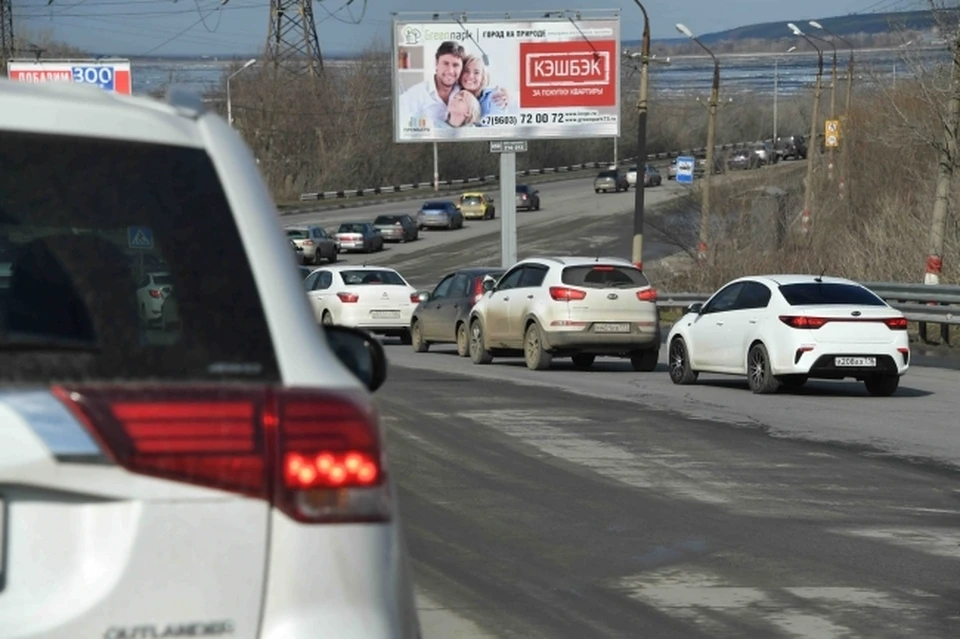 Столкнулись легковушка и грузовой автомобиль