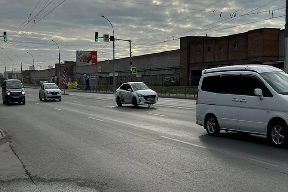 Новосибирцев возмутил таксист, бросивший машину на домкрате посреди ...