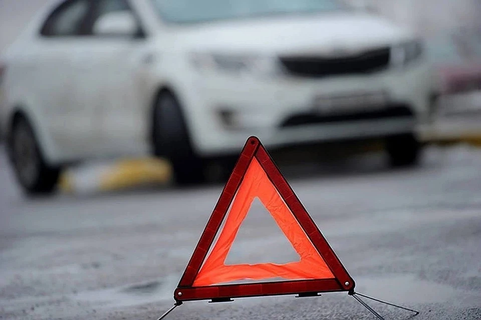 В Москве грузовик опрокинулся на проезжую часть и засыпал ее песком