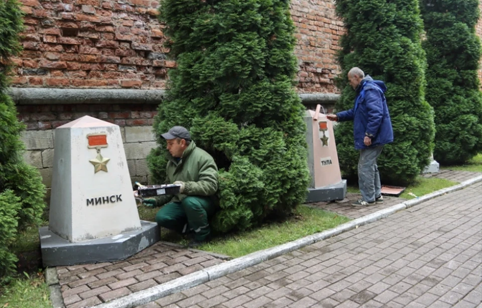 В Смоленске приводят в порядок стелы в сквере Памяти героев. Фото: пресс-служба администрации города.