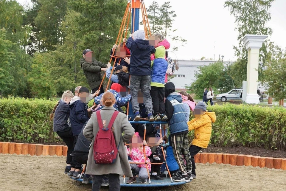 Управление городским хозяйством прикрепило фотографию переполненной детьми карусели в Парке металлургов. Фото: Управление городским хозяйством Нижнего Тагила во «ВКонтакет»