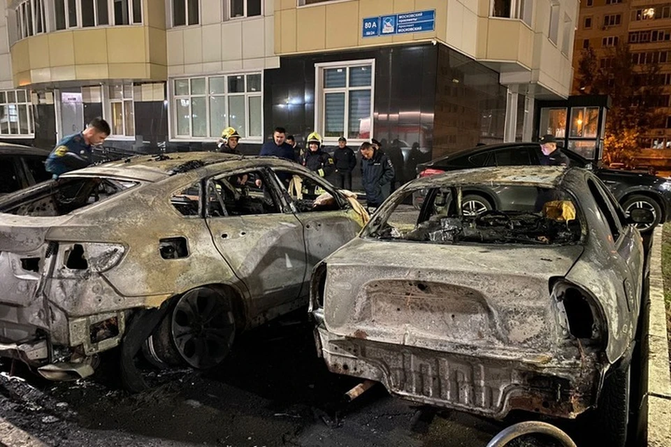 Две машины были охвачены огнем полностью, остальные - частично.