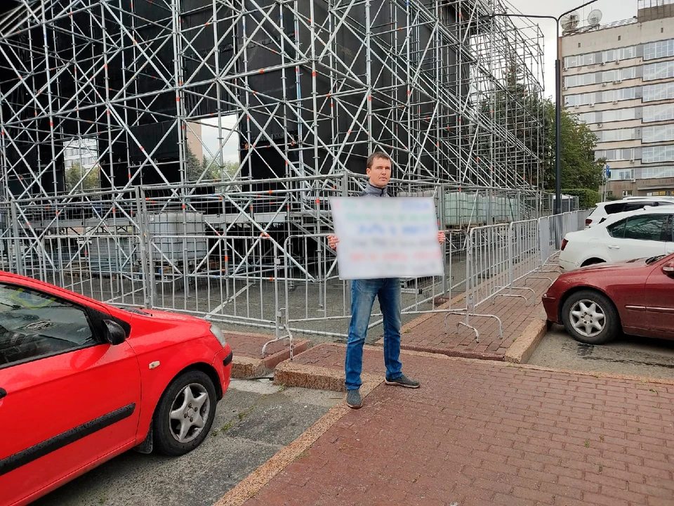 Простоял мужчина у мэрии недолго.
