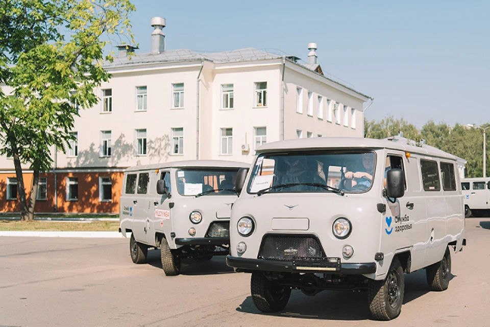 Из переданных в районы машин - 20 автомобилей - специальные санитарные. Фото: kirovreg.ru