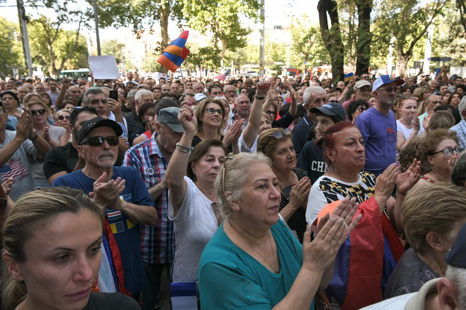 Сотни протестующих вышли на митинг с требованием о выходе Армении из Организации договора о коллективной безопасности (ОДКБ). Фото: Александр Патрин/ТАСС