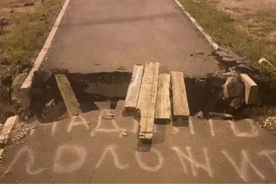 Житель барака незаконно перекопал тротуар в Хабаровске