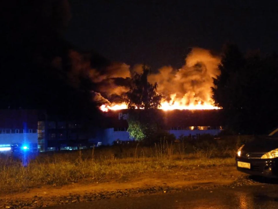 Пожар на лакокрасочном заводе в Ижевске. Фото: Игорь Кудрявцев