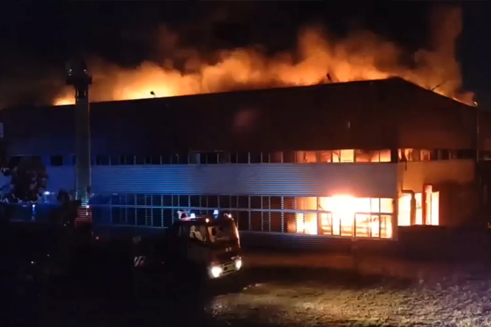 Скриншот видео с тушения пожара на ул. Салютовской