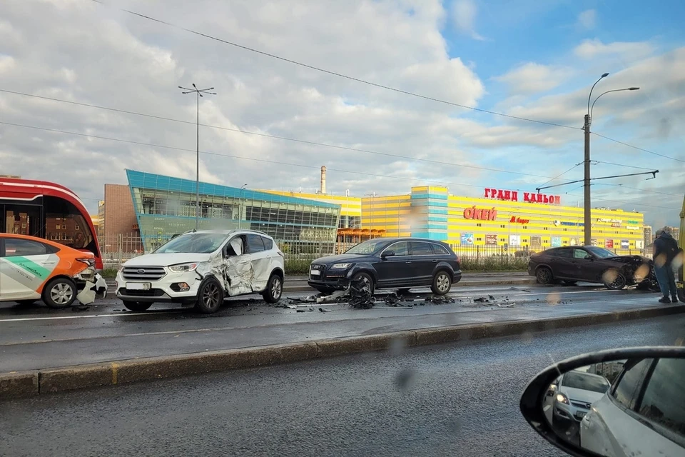 Массовая авария произошла на съезде с путепровода. Фото: vk.com/spb_today