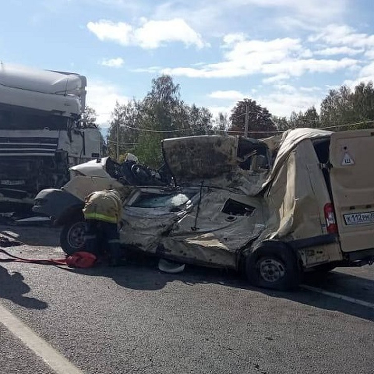 Машину размотало между двух грузовиков: фото с места аварии в Ярославской  области, где погиб Сергей Пускепалис - KP.RU