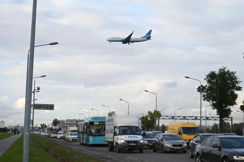 Уже неделю водители томятся в пробках возле аэропорта Пулково.