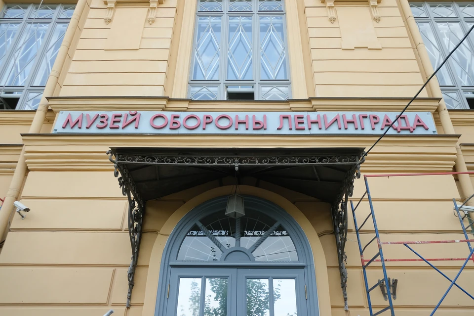У Музея блокады Ленинграда в центре Петербурга уложат тротуар с подогревом