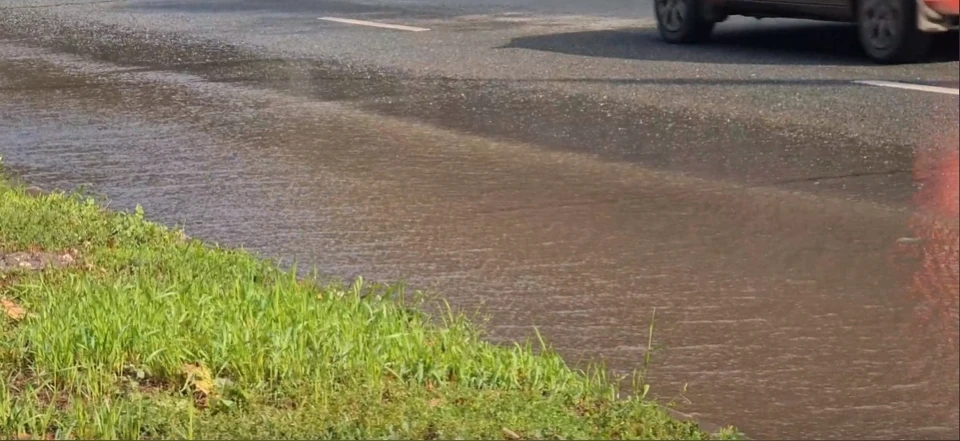Вода стекает вниз по улице. Фото: "ЕЩЕ Самара"
