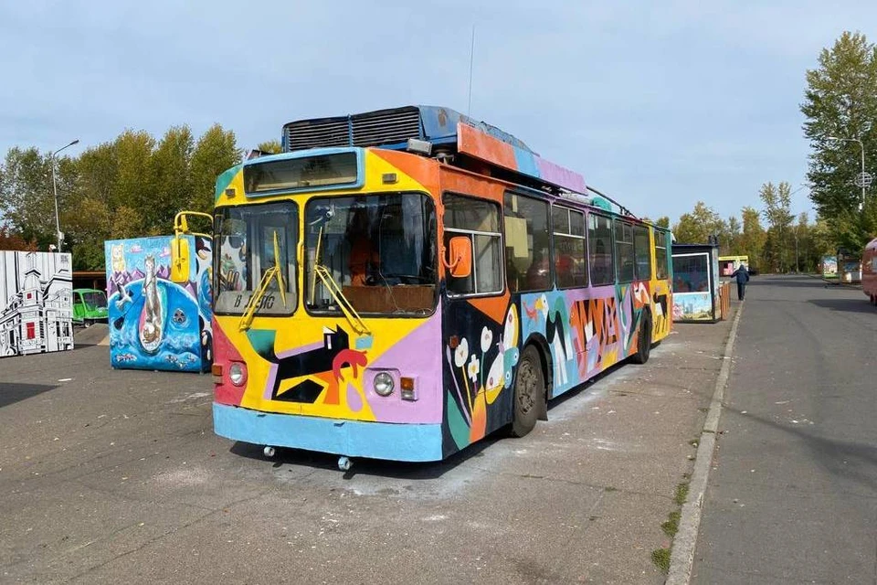 Художница из Санкт-Петербурга украсила граффити иркутский троллейбус. Фото: администрация Иркутска