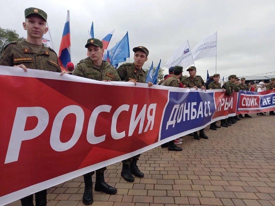 Ростовчане пришли поддержать проведение референдумов с баннерами.
