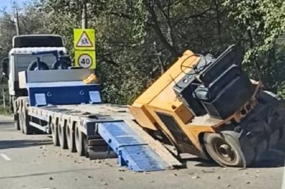 Дорожный каток перевернулся в Комсомольске Фото: @komcitynews