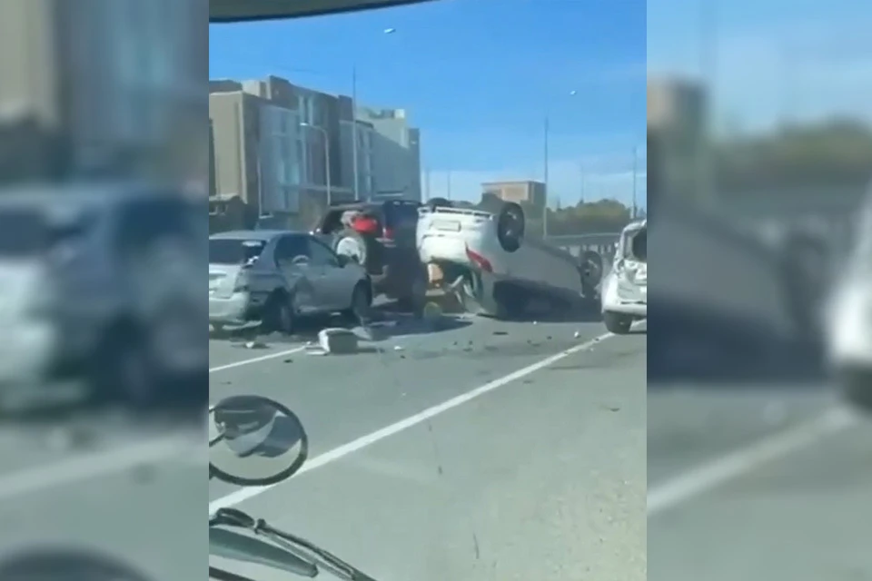 Очевидцам удалось запечатлеть аварию на видео.