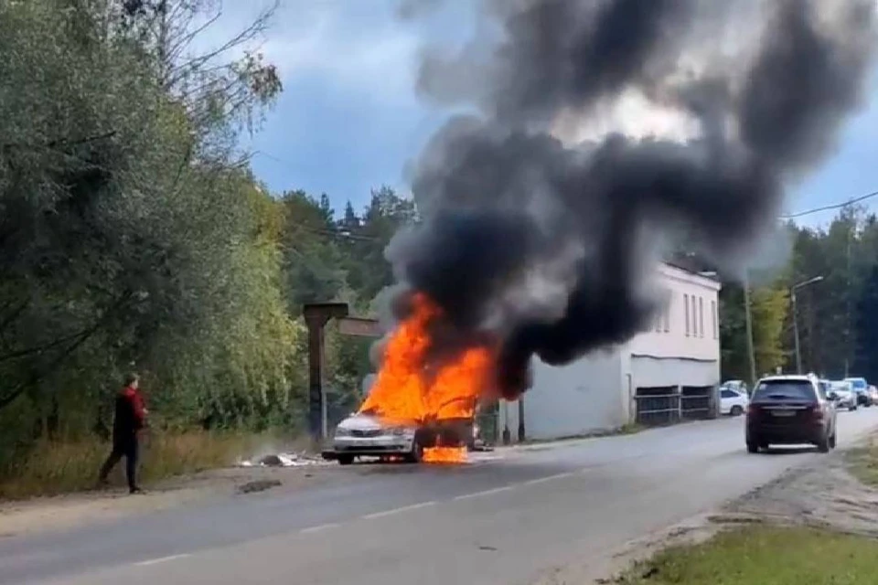 Автомобиль вспыхнул на ходу в Сарове 25 сентября ФОТО: телеграм-канал «ДТП и происшествия Нижний Новгород»