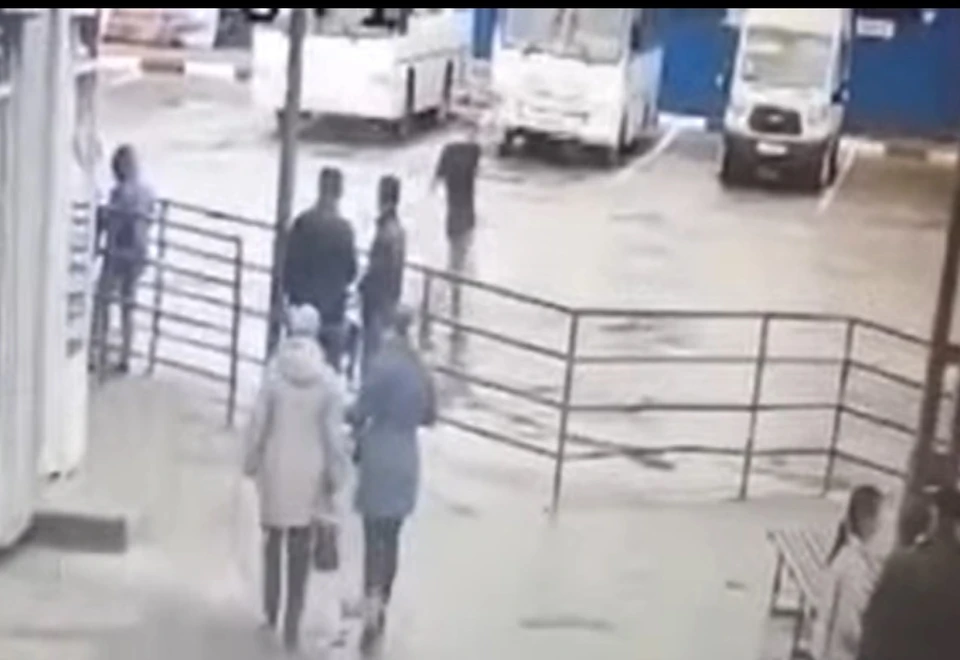 На видео попал момент ЧП на автовокзале «Центральный» в Рязани 25 сентября, когда мужчина совершил самоподжог.