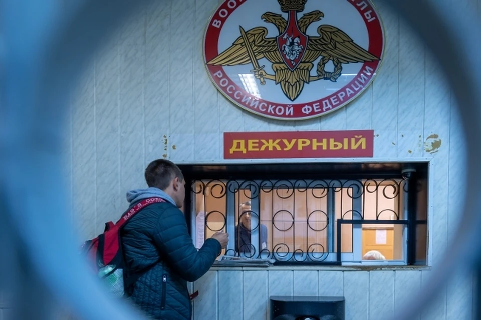 Первые призывники уже получили свои повестки и отправились на место проведения сборов