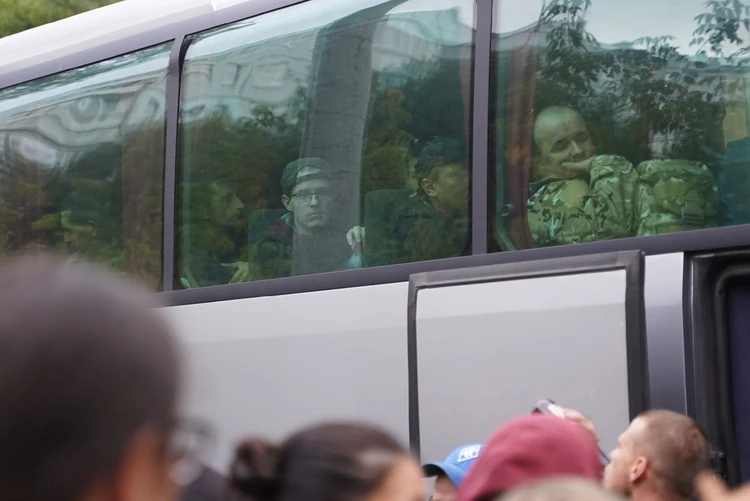 «Братья нас там заждались»: показываем, как мобилизованных в Самаре отправляют в военную часть