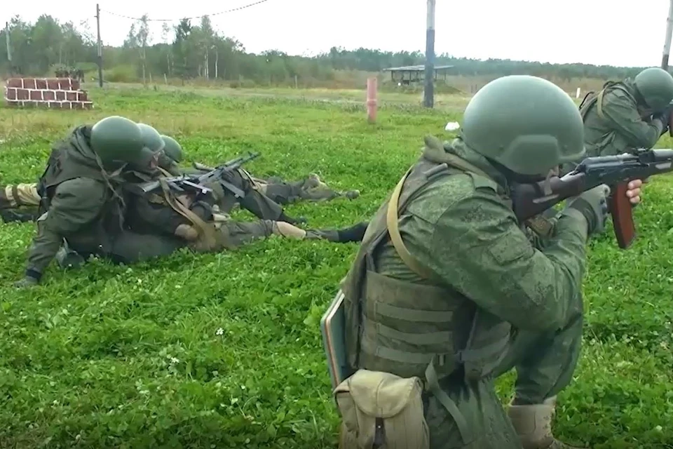 Бойцы проходят огневую подготовку. Скан видео телеграмм-канала «Минобороны России»