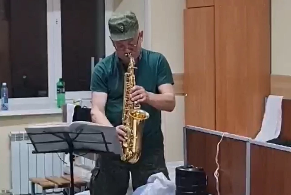 Музыкант даже взял с собой ноты Фото: скриншот из видео