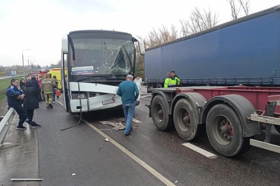 Автобус врезался в стоящую фуру под Липецком