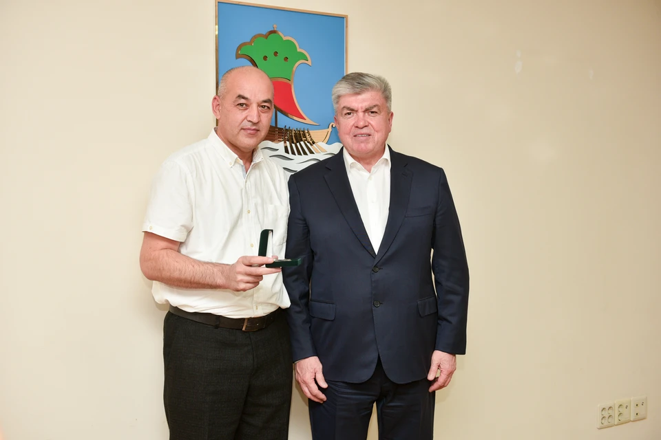 Одним из обладателем ключей стал Зохирджон Набиев - врач-анестезиолог. Фото: nabchelny.ru