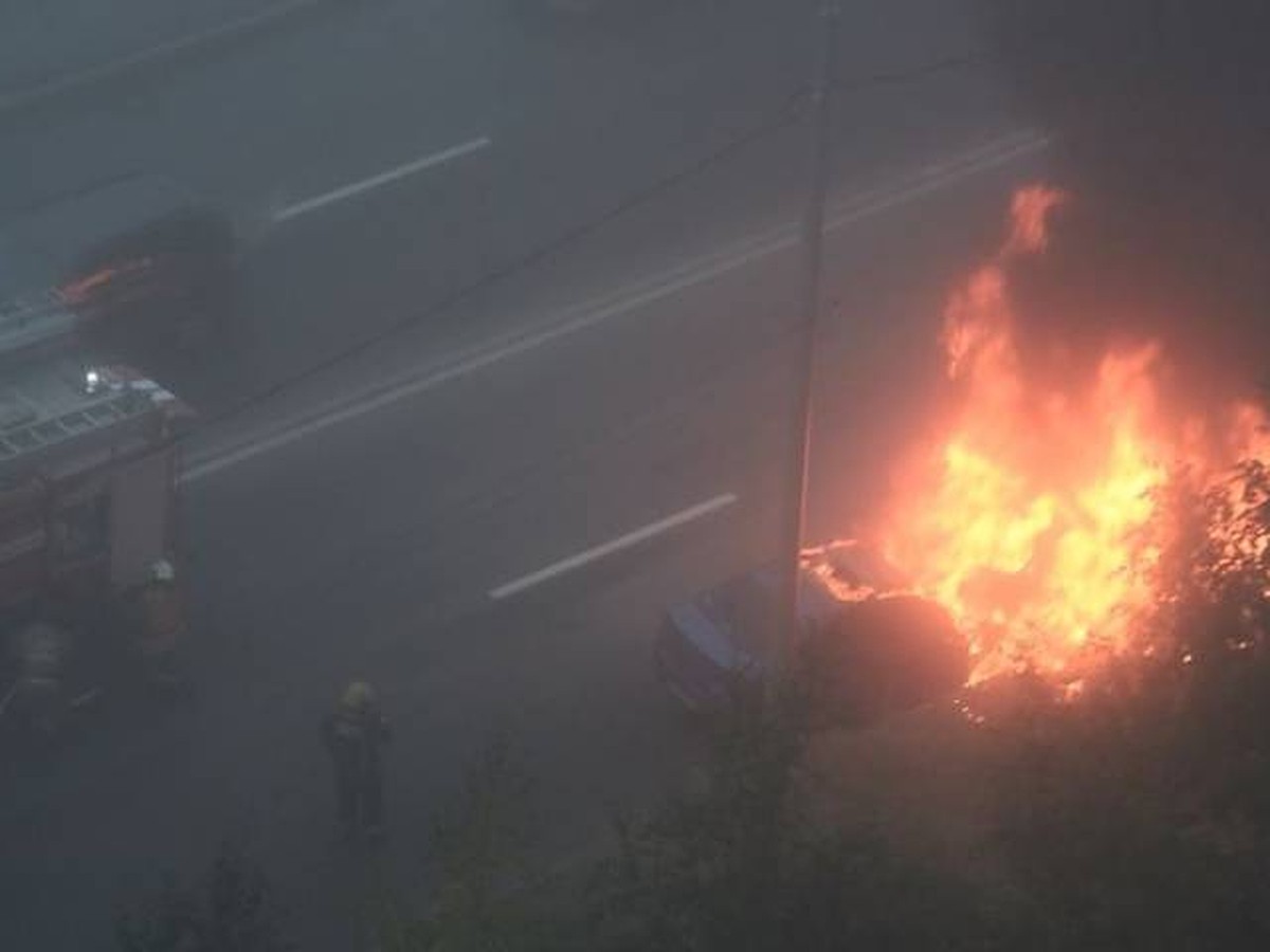 Две машины сгорели после ДТП из-за густого тумана в Петербурге - KP.RU