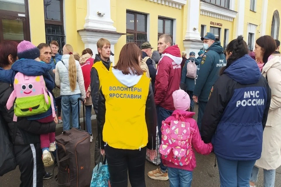 Люди приехали на вокзал Ярославль-Главный