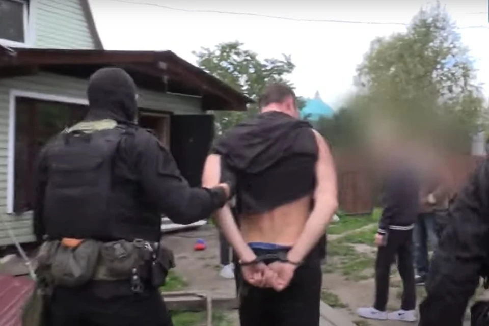 В Новосибирской области задержали двоих мужчин, организовавших нарколабораторию на даче. Фото: УТ МВД по СФО