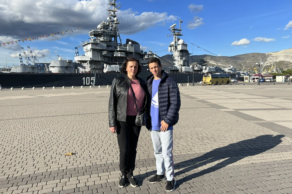 Перед отъездом женщине и ее сыну Саше провели экскурсию по Новороссийску