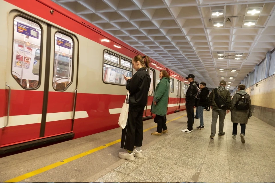 Движение поездов на зеленой ветке метро в Москве восстановили после задержки из-за человека на путях