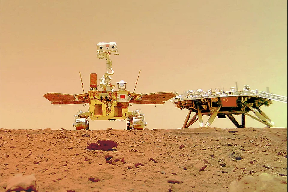 Китайский марсоход Чжужун рядом с посадочным модулем, доставившим его на марсианскую равнину Утопия. Фото: sciencealert.com