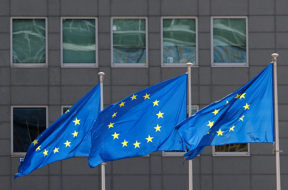 Флаги Евросоюза развеваются перед штаб-квартирой Еврокомиссии в Брюсселе.