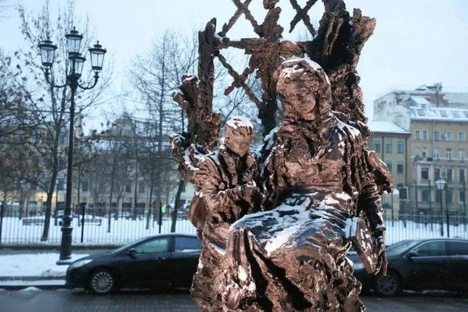 Петербуржцы возложили цветы к памятнику Блокадному учителю