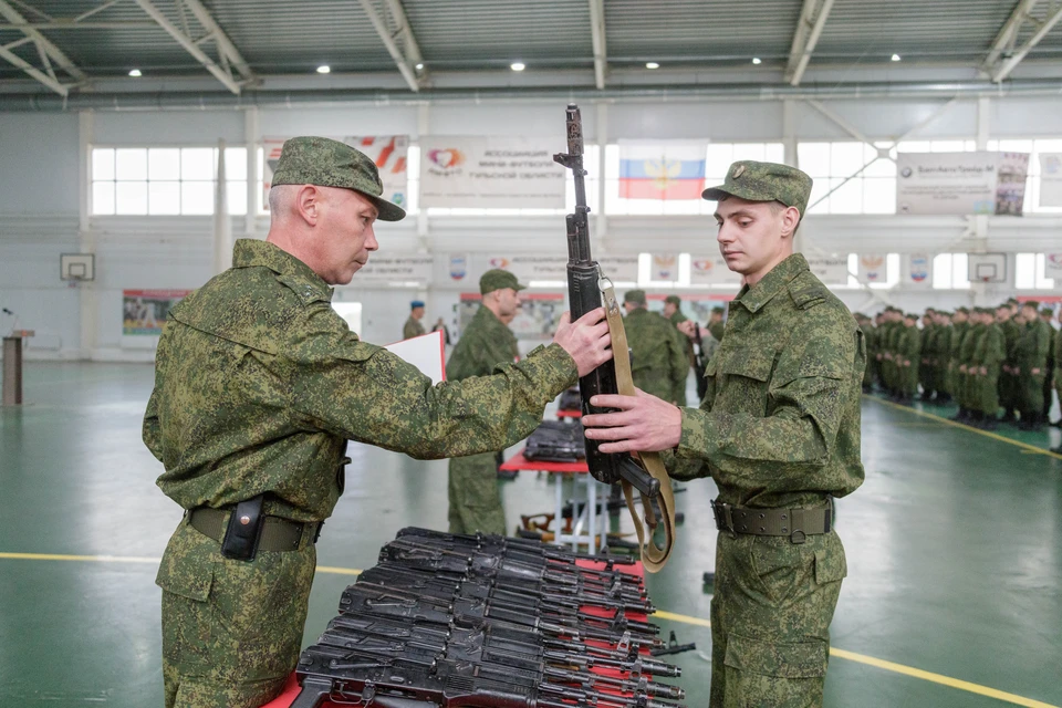 Получение боевых. Боевая подготовка. Вручение боевого оружия. Российская армия. Призыв к оружию.