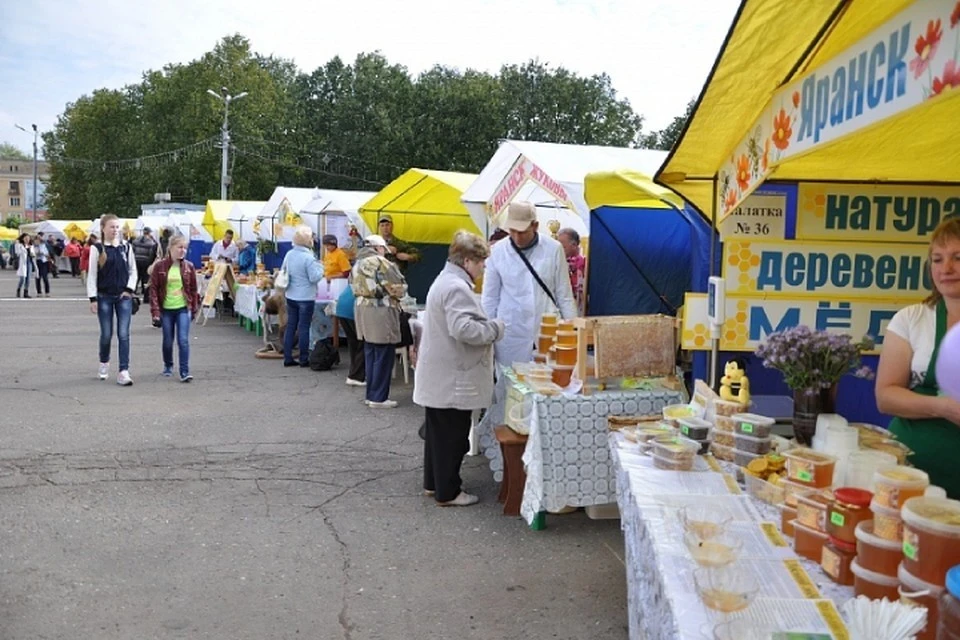 В пятницу и субботу на Театральной площади в Кирове работает ярмарка. Фото: admkirov.ru