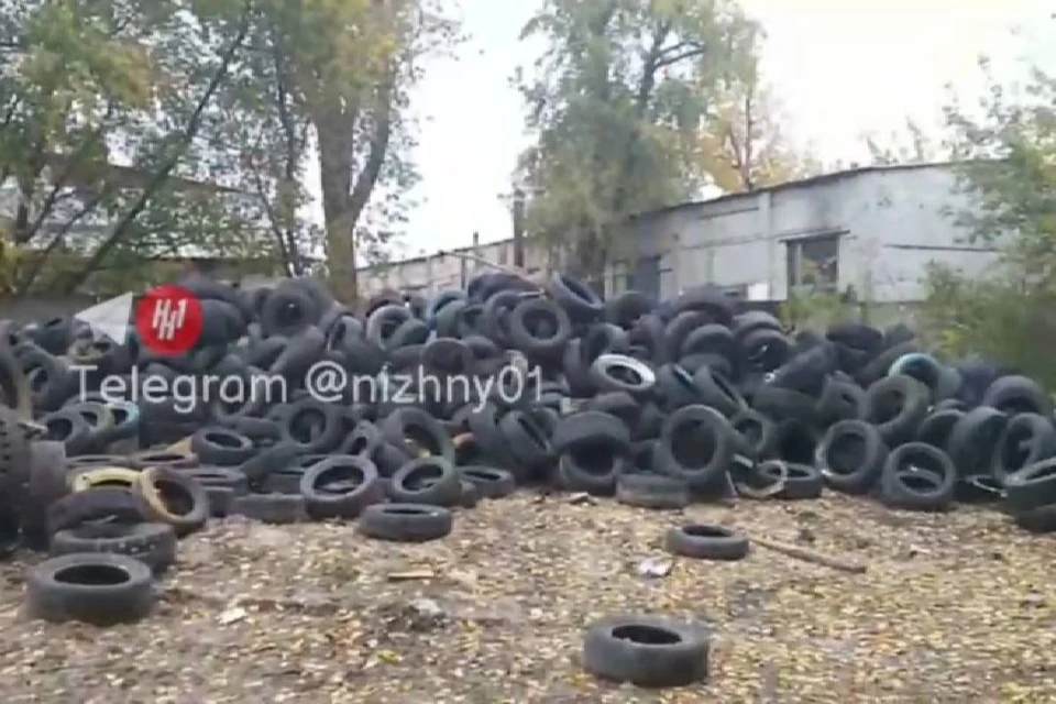 Нижегородец обнаружил гору автомобильных покрышек на улице Марата ФОТО: телеграм-канал «Нижний №1»