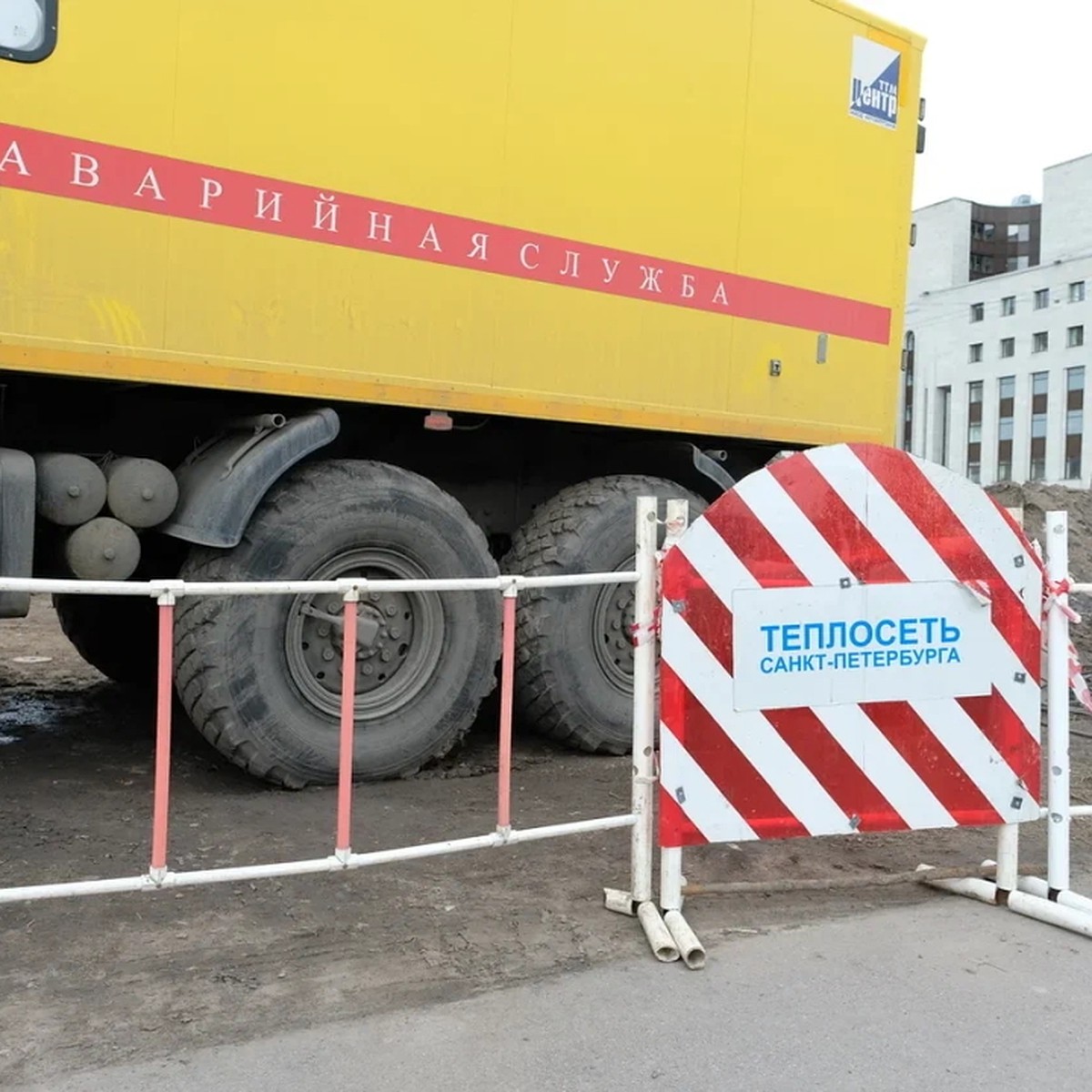 Автомобиль провалился в яму с кипятком на Весельной улице в Петербурге -  KP.RU