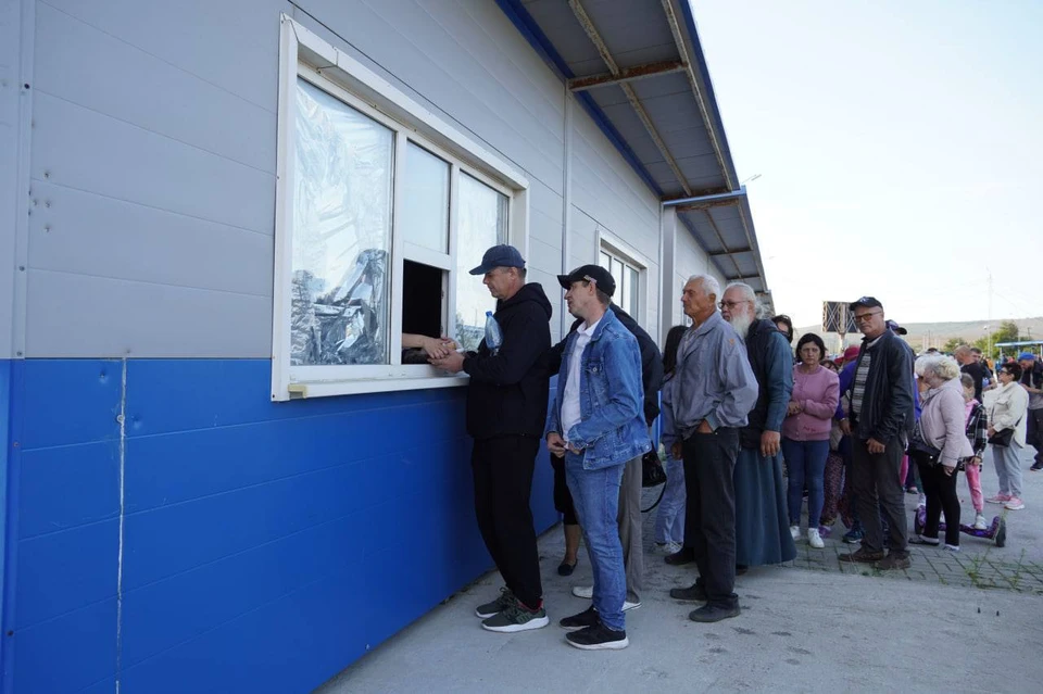 Власти к стоянке на паромной переправе организовали доставку питьевой воды и горячего питания. Фото: Святослав Брусаков/Tg